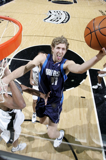 ＜06-07NBA＞マーベリックス ノビツキーの活躍でスパーズを破り13連勝 - 米国