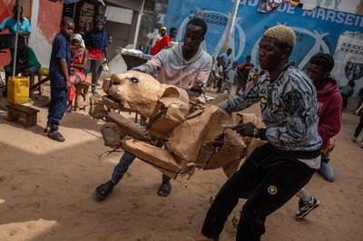 【今日の1枚】迫力満点の実物大パペット セネガル