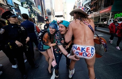 NY名物とパチリ！ 米入国制限緩和