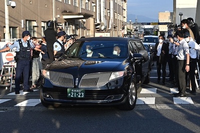 安倍元首相の遺体を乗せたとみられる車、病院出発