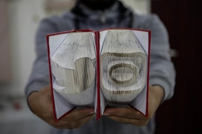古本使ってオリガミアート ガザの若者、手に職つけ世界へ飛躍