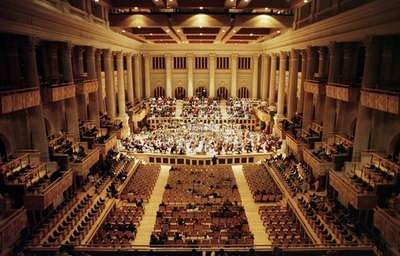 うっかりズボンを忘れたオペラ歌手、ファンに借りてコンサート ソウル