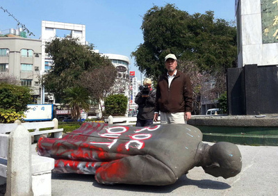 台湾独立派、孫文像を引き倒す