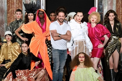 「アールヴィーディーケー ロナルド・ファン・デル・ケンプ」18/19年秋冬パリ・オートクチュール