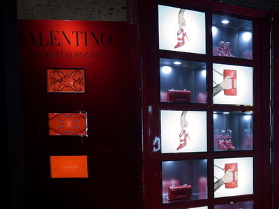 ヴァレンティノ「ロックスタッズ」コレクション、ポップアップストアはエレガントでセクシーな空間