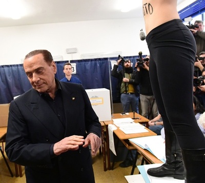 トップレスの女、ベルルスコーニ氏に抗議 伊総選挙で珍騒動