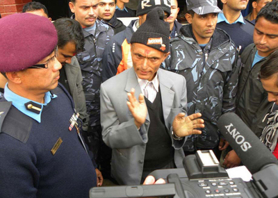 政党トップをビンタ、一躍ネパールの英雄に