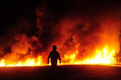 タリバンが給油所を襲撃、NATO軍タンカーが炎上 パキスタン