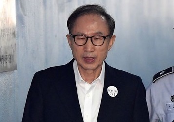 韓国の李明博元大統領に懲役15年、罰金13億円