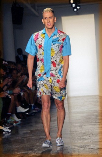 「モスキーノ」、メンズコレクションをロンドンで発表