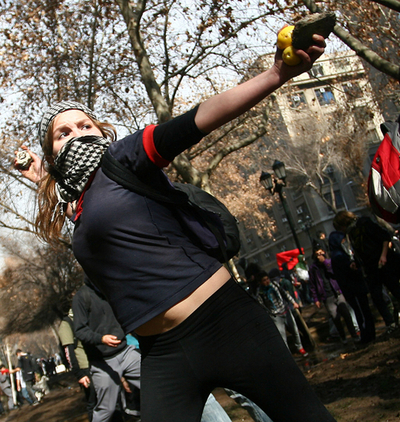 チリ、教育改革求める大規模デモが暴徒化