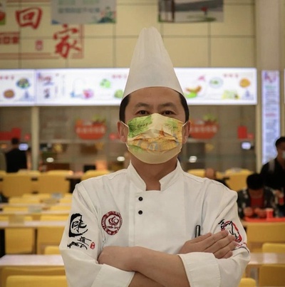 ともに困難を乗り越えよう 中国の大学がオリジナルマスクを製作