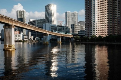 東京の電車内で刃物襲撃、4人負傷 報道