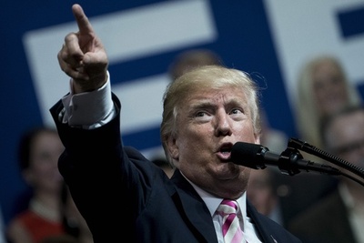 国歌不起立のNFL選手は「クビにしろ」、トランプ氏が非難