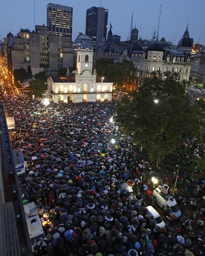 検察官の不審死めぐり数万人がデモ、アルゼンチン首都