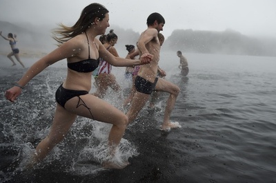 南極のビーチで海水浴？温泉が湧くデセプション島