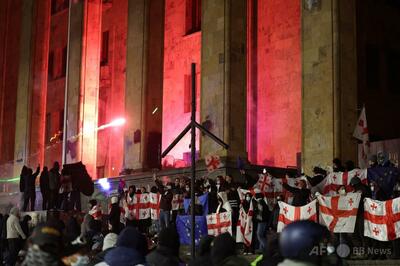 ジョージア首都の抗議デモ、数万人規模に 首相は議会選やり直し拒否