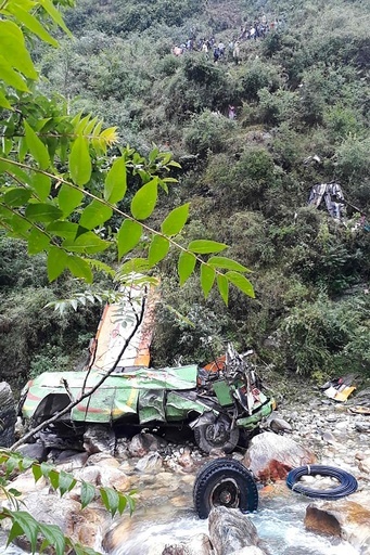 インドでバスが谷に転落、44人死亡 屋根の上にも多数の乗客