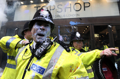 ロンドンで大規模デモ、緊縮財政に反対 一部暴徒化