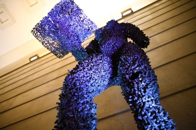 薬きょうでできた巨大な女性像、世界人権宣言70周年 仏パリ