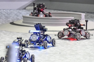 世界の若いエンジニアがロボットで激闘、「ロボマスター」 広東