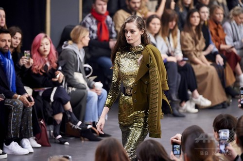 クラシックモダンなアーミーやドレススタイル テンパリー ロンドン 18 19年秋冬 写真34枚 ファッション ニュースならmode Press Powered By Afpbb News