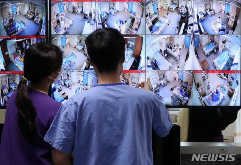 病床CCTVを見る医療スタッフ(c)news1