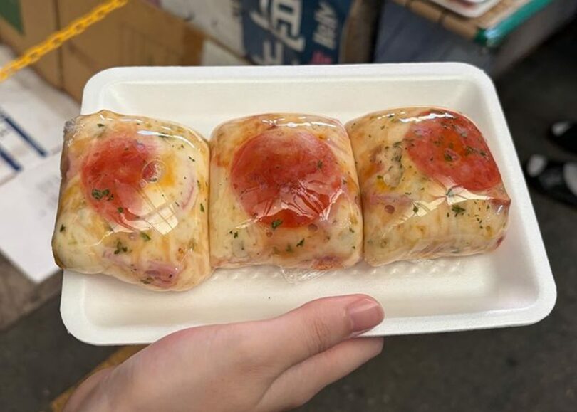 8日、ソウル市中浪区の面牧市場にある「第一餅店」で販売されているピザソルギ(c)NEWSIS