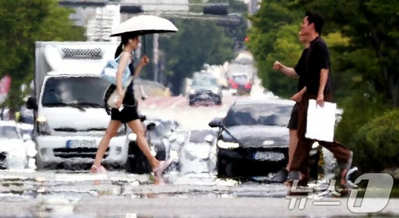 猛暑が続く5日、韓国・全州市の道路上に陽炎が立ち上っている＝2026年8月5日(c)news1