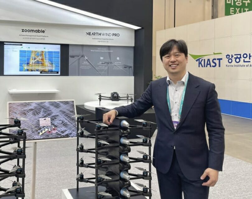 DSK 2025の展示ブースで戦術爆撃群集ドローン「ジャイデン」とともに写真を撮るチェ・ジェヒョク代表(c)KOREA WAVE