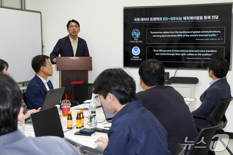 KT釜山国際通信センターの歴史、主な役割と重要性について説明するKT国際通信運用センターセンター長＝KT(c)news1
