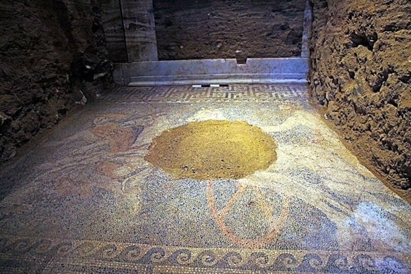 ギリシャの巨大モザイク画に冥界女王ペルセポネの姿