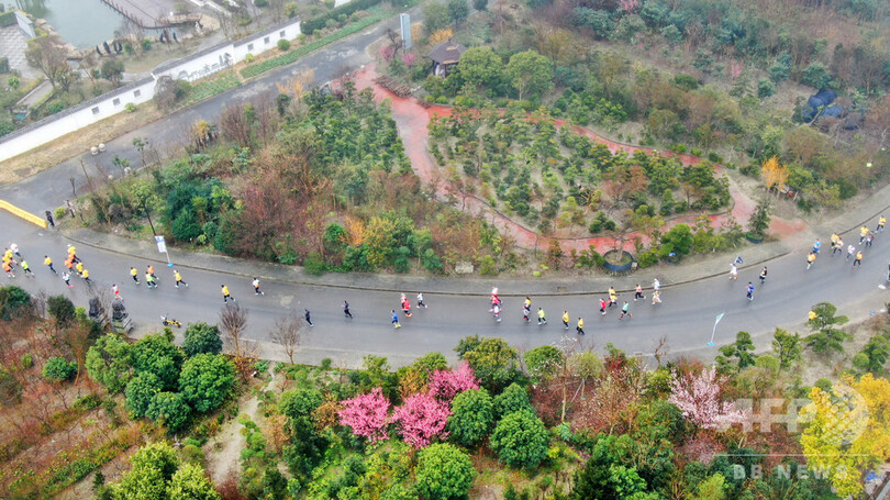 マラソン中自転車に乗った女性ランナーが永久追放に、中国