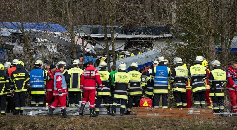 ドイツで列車2台が正面衝突、8人死亡 約100人が負傷
