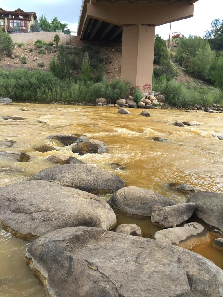 米環境保護局の職員が有毒廃水を流出、川がオレンジ色に