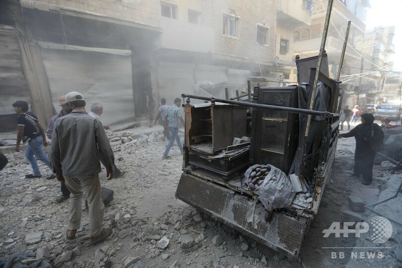 がれきに埋もれ妹をつかむ少女 シリア空爆の写真が話題