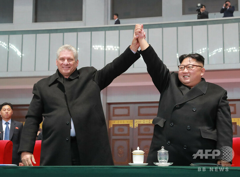 金正恩氏の肖像画、初めて公の場に 個人崇拝の始まりか