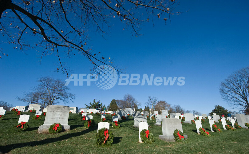戦死者にクリスマス・リースを、米アーリントン国立墓地