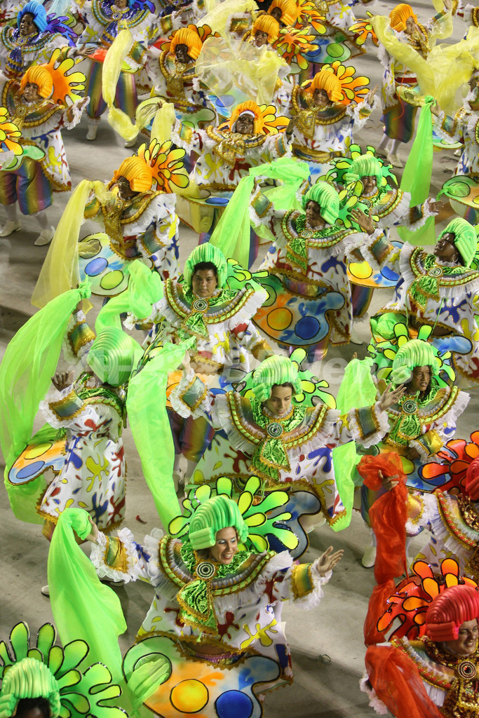 ブラジル・リオのカーニバル、一夜目から興奮は最高潮