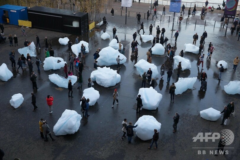 ロンドン中心部に解けゆく巨大な氷、アートで気候変動問題を訴え