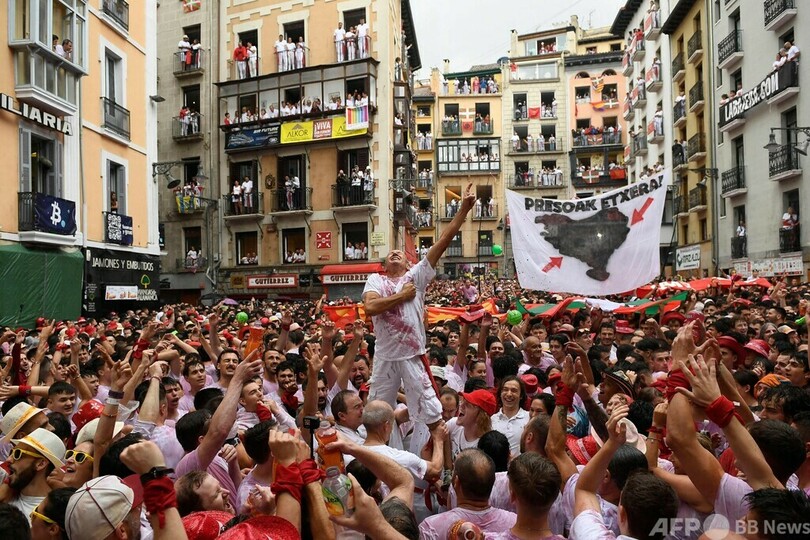 ビバ！ スペインの牛追い祭り開幕 コロナ流行以来3年ぶり