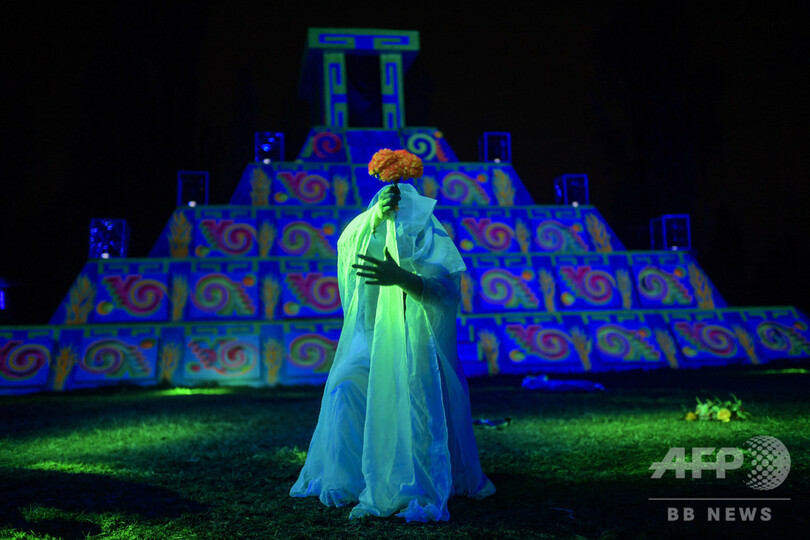 メキシコ伝統・死者の日の「泣く女」、コロナ仕様で上演