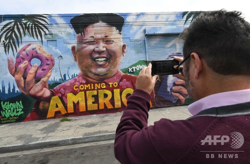 「米国にやって来る」、LAにドーナツとミルクシェイク持つ金委員長の壁画