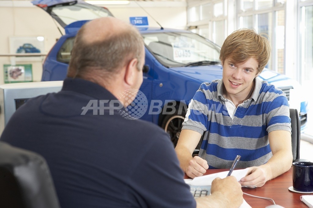 新車選びの決め手はネット情報より販売員、米調査 新車選びの決め手はネット情報より販売員、米調査