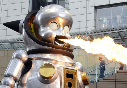 炎を吹くロボット「ジャイアント・トらやん」、六本木 写真7枚 国際