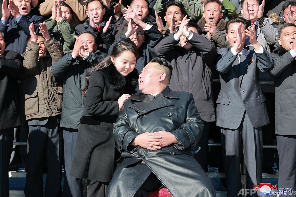 北朝鮮、目標は「世界最強」の核戦力 正恩氏と娘が科学者と記念撮影 写真11枚 国際ニュース：AFPBB News