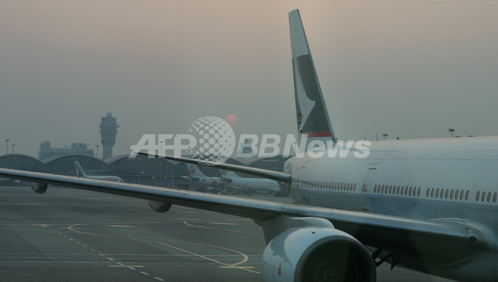香港空港で搭乗橋が倒壊、名古屋行き旅客機 香港空港で搭乗橋が倒壊、名古屋行き旅客機