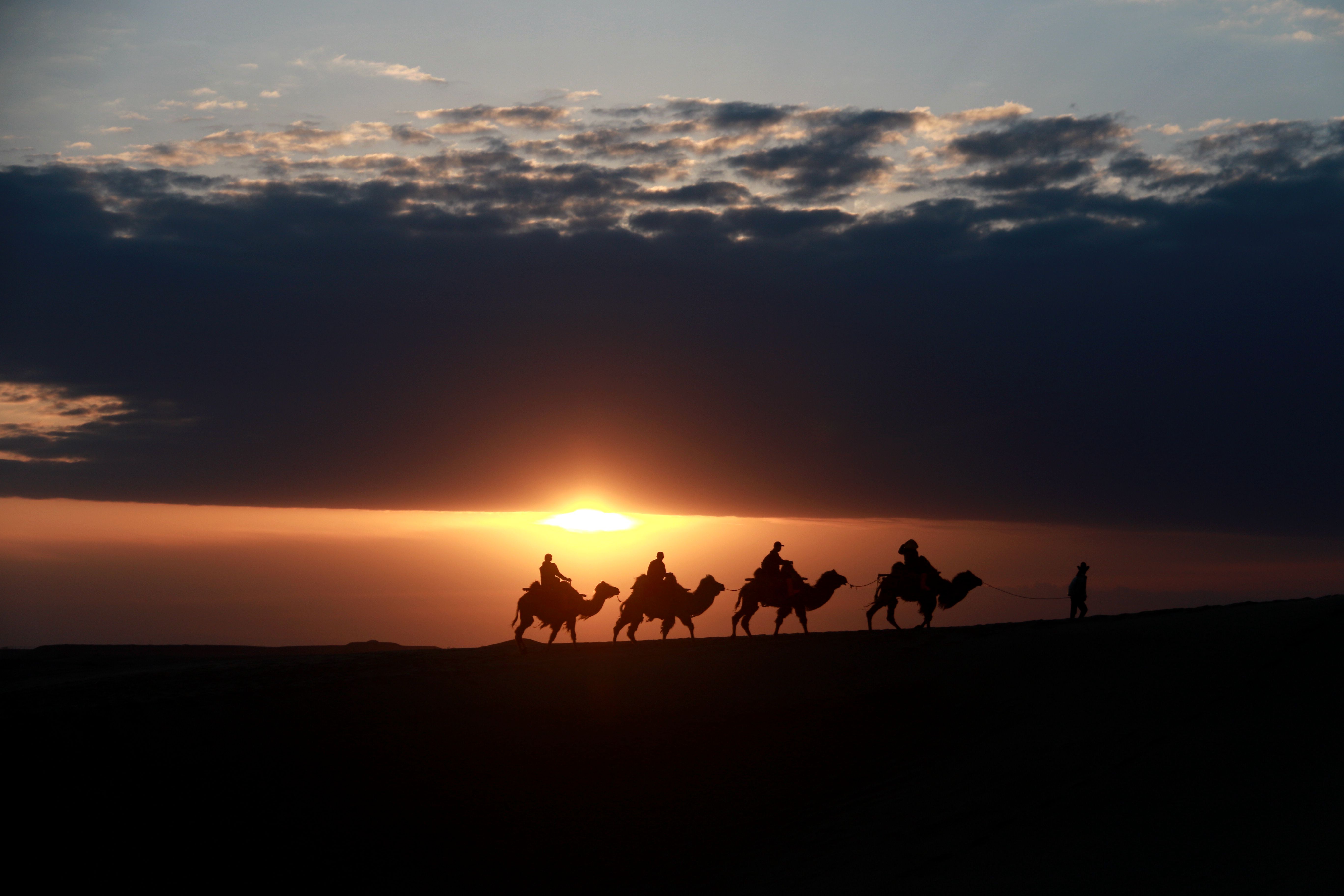 朝焼けの砂漠でシルクロードの世界を体感 甘粛省敦煌市 写真11枚 国際