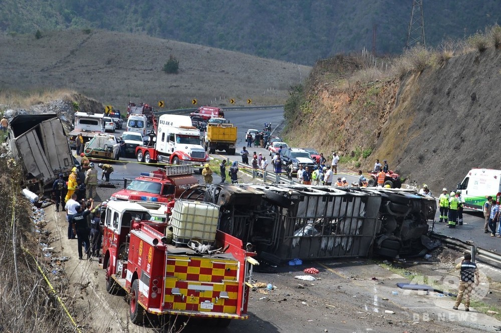 【メキシコ】東部でカトリックの聖地巡礼者を乗せたバスとセミトレーラーが衝突・炎上　21人死亡 [05/30] 	->画像>3枚 