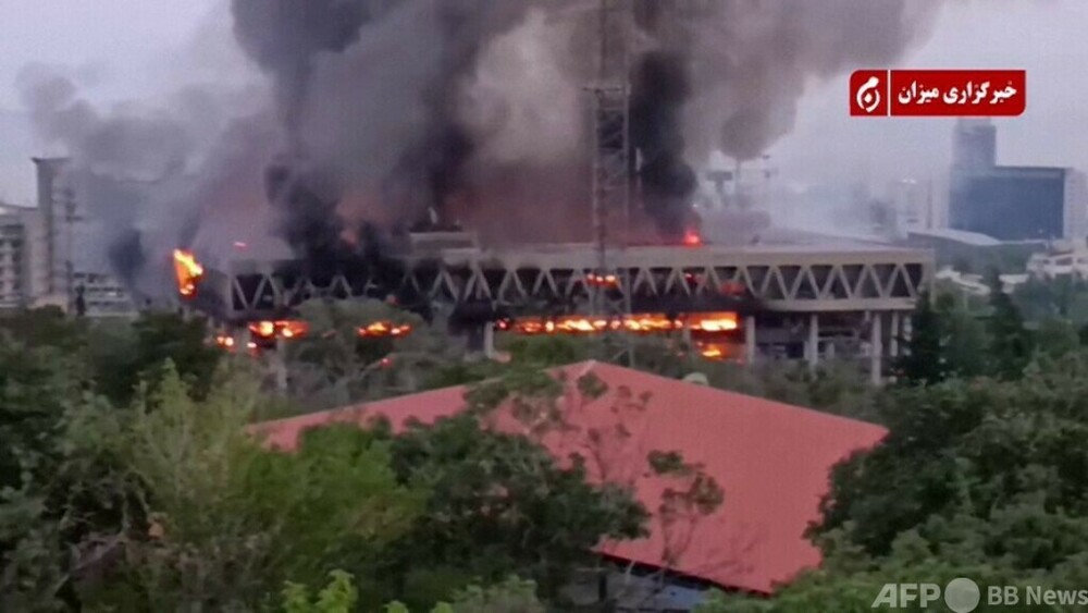 動画：イラン国営放送、生放送中に攻撃される 「戦争犯罪」と非難